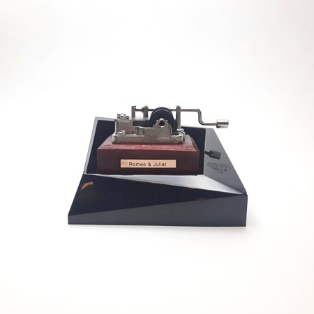 نمایش جزئیات برای  جعبه موزیکال مدل Romeo and Juliet تصویر  جعبه موزیکال مدل Romeo and Juliet
