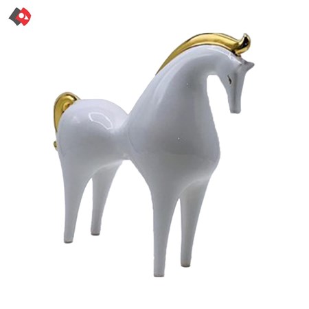 تصویر  تندیس اسب بزرگ سفید یال طلا