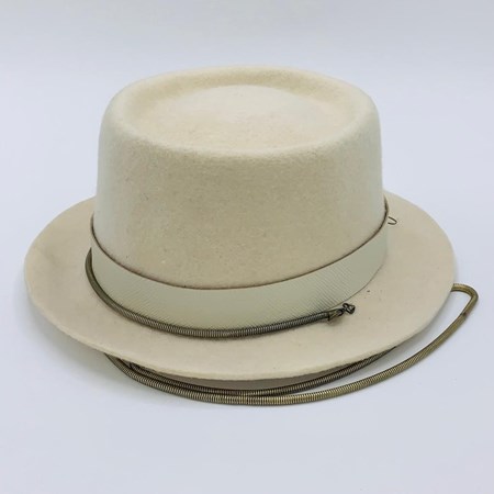تصویر  کلاه سفید شیری با زنجیر