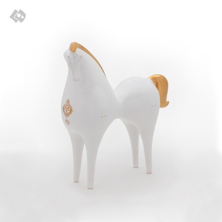 تصویر  تندیس اسب کوچک سفید طرحدار یال طلا طرح 2